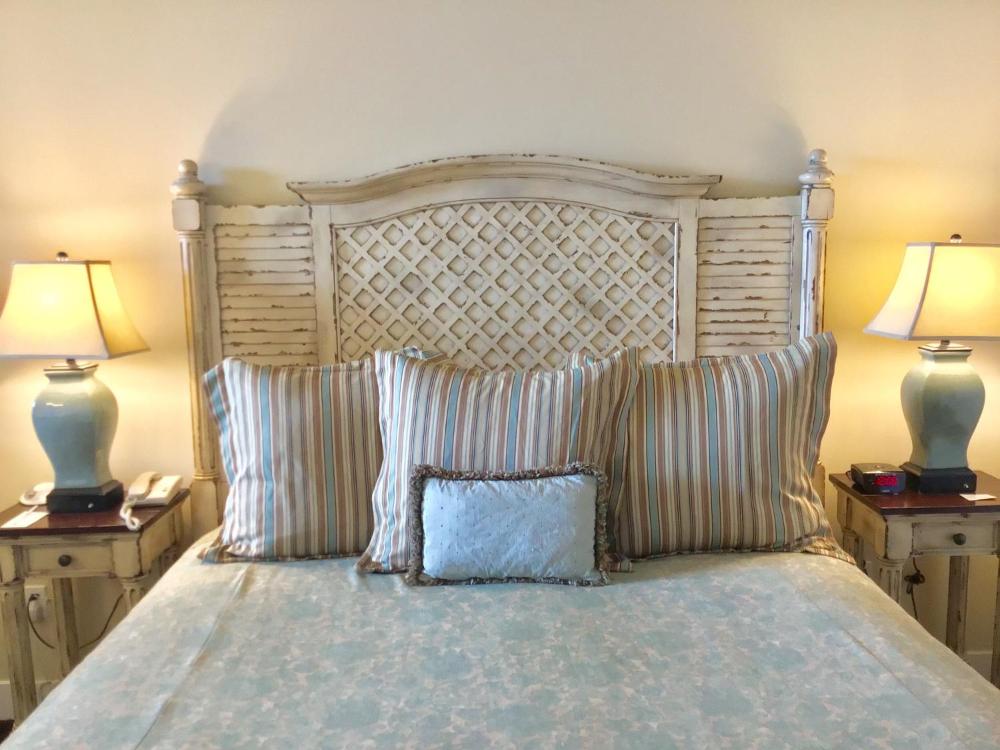 Deluxe King Room with Ocean View interior